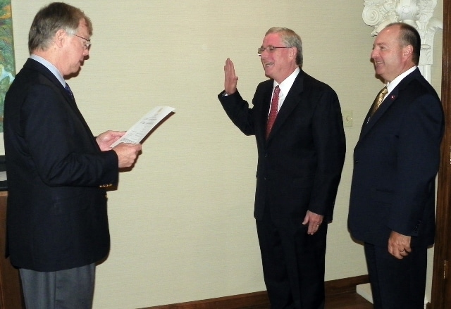 Steve Keith gets sworn in